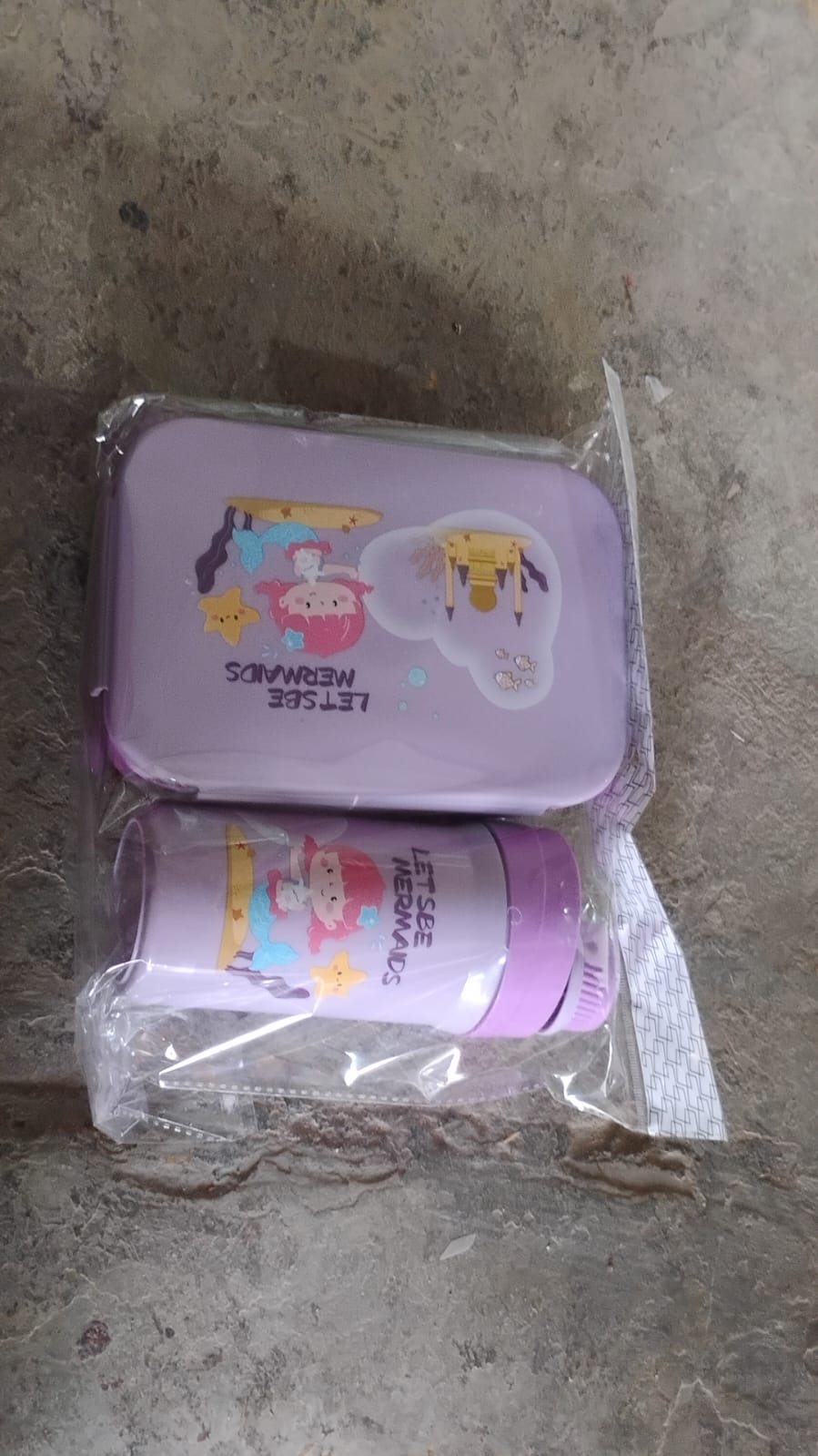 Plastic Lunch Box Leak Proof 2 Compartment with Bottle and Fork (1 Set / Mix Color) Plastic Lunch Box Leak Proof 2 Compartment with Bottle and Fork (1 Set / Mix Color)